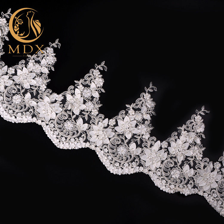 3 डी फूल सफेद वस्त्र फीता ट्रिम हस्तनिर्मित 25 सेमी चौड़ाई लक्जरी फीता ट्रिम